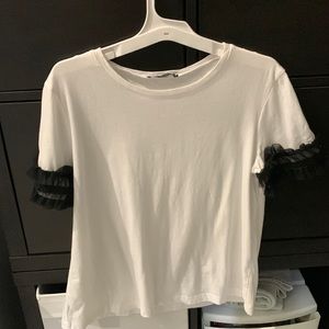Zara white tshirt with sleeve embólseme rd black lace